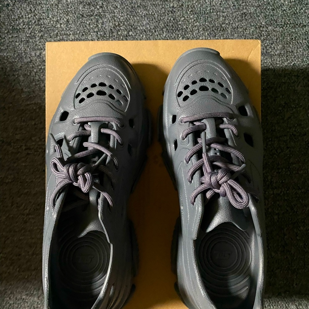 Steve Madden sneakers; dark grey; size 8
